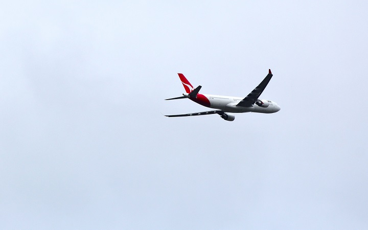 Avión de Qantas volando hacia tu viaje de 1 mes por Australia