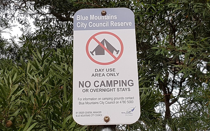 Señal de prohibido acampar a la noche en las Blue Mountains