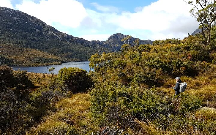 Mikel paseando en Cradle Mountain