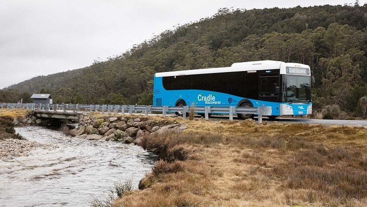Autobús de enlace para moverse dentro del parque
